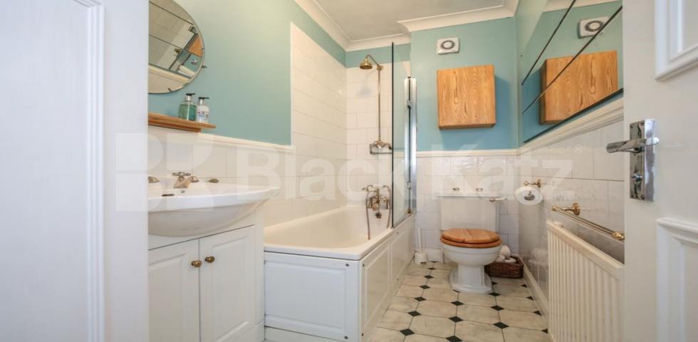 			NEW INSTRUCTION!, 2 Bedroom, 1 bath, 1 reception Apartment			 Ferme Park Road, CROUCH END